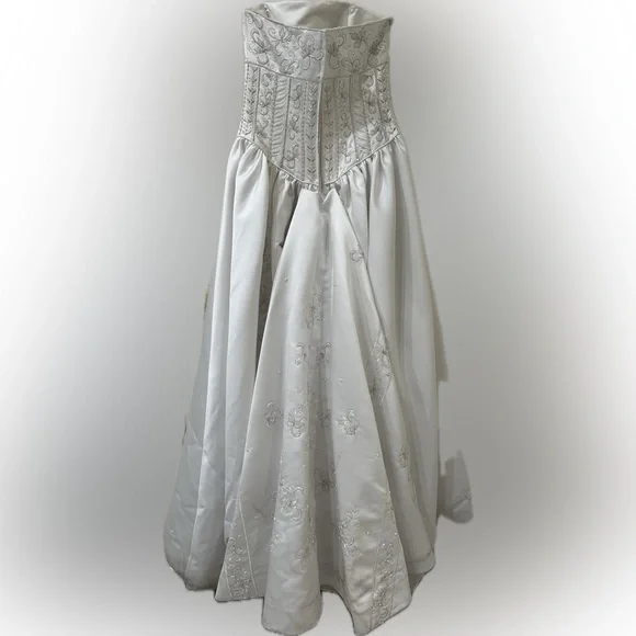 Elegant Strapless White Wedding Gown- worn once - Picture 5 of 10